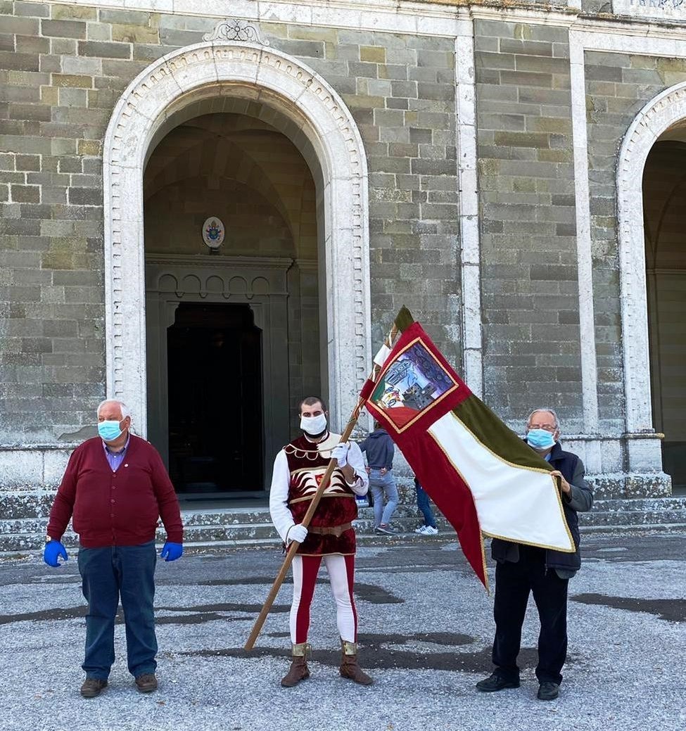 Festa  primaverile di Santa Margherita: una bandiera e  un popolo cristiano per ripartire, per il ritorno alla normalità.