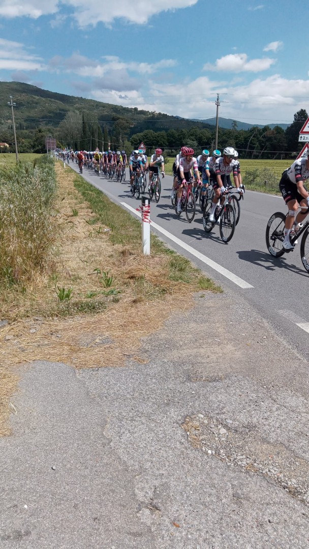 Grande folla e festa per il passaggio del Giro d' Italia sulle strade cortonesi