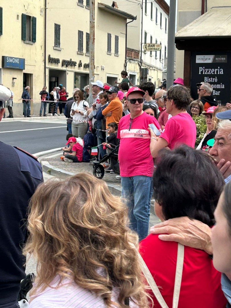 Grande folla e festa per il passaggio del Giro d' Italia sulle strade cortonesi