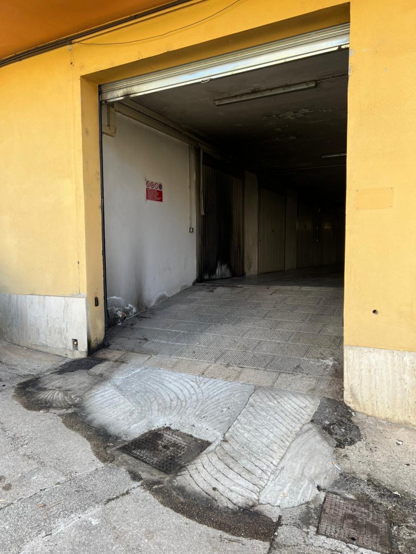 Camucia: bomba artigianale esplode nel vano garage di un condominio