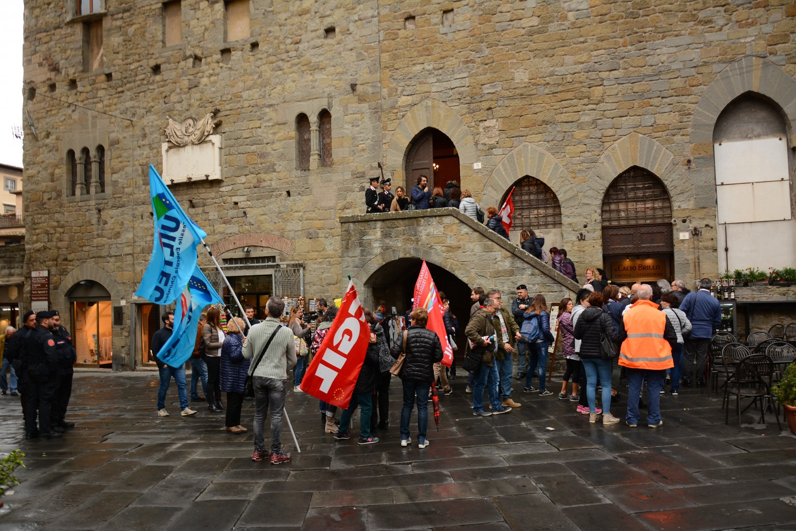 Lavoratrici della Cantarelli in piazza a Cortona per chiedere risposte sul loro futuro