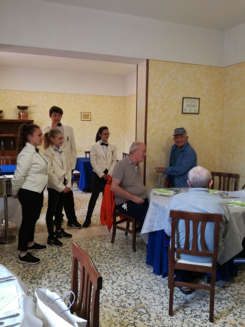 Gli anziani del Centro Sernini "coccolati" dagli studenti del Vegni