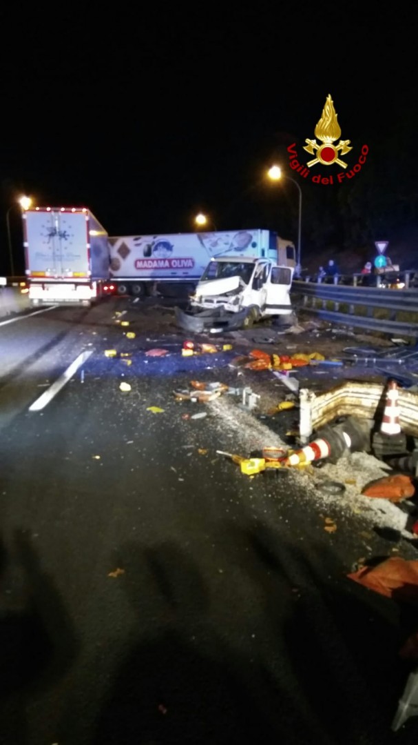 Auto colpisce furgone fermo per lavori in autostrada: 5 feriti