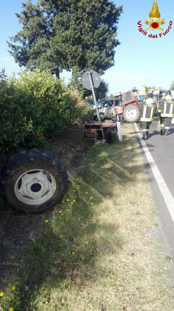 Auto contro un trattore  a Castiglion Fiorentino: 2 feriti