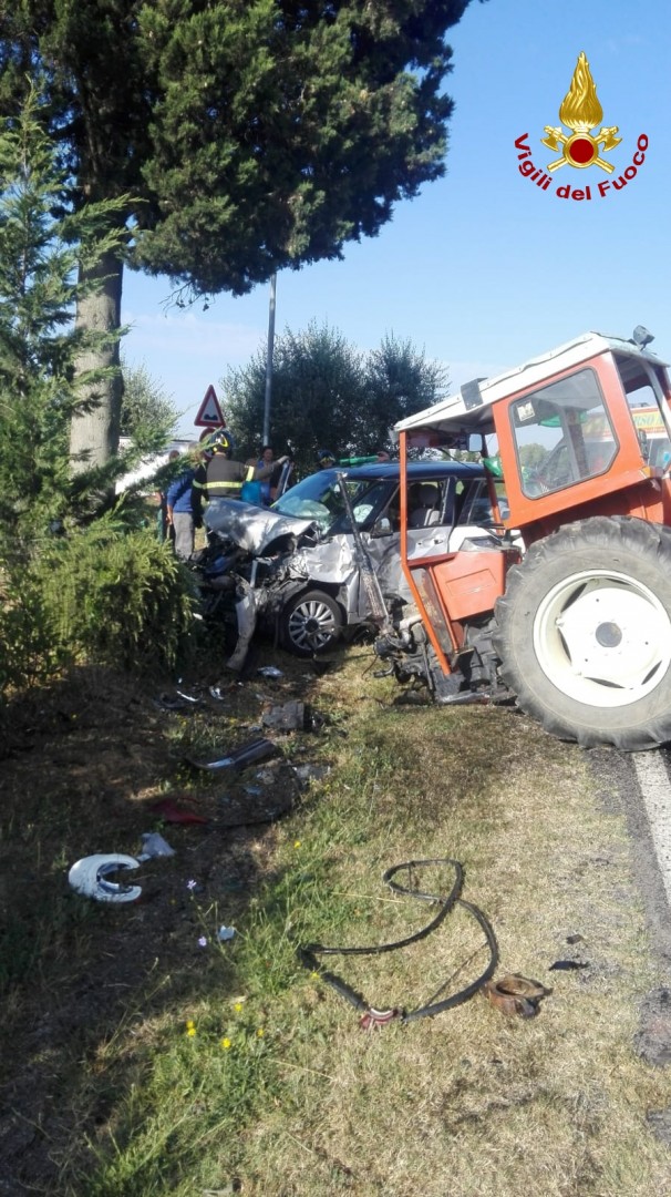 Auto contro un trattore  a Castiglion Fiorentino: 2 feriti