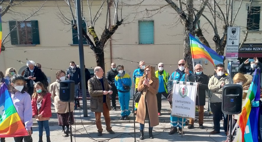 Il grido del silenzio e i colori della pace nella manifestazione cortonese per l'Ucraina