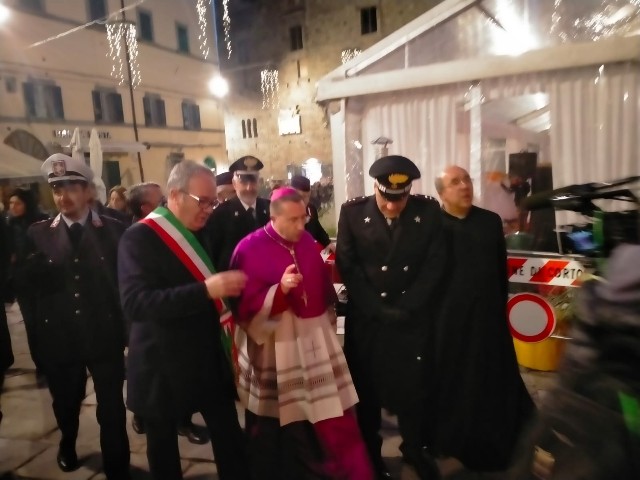 Cortona accoglie con festa grande il vescovo Andrea e gli si stringe in un forte abbraccio cristiano e fraterno