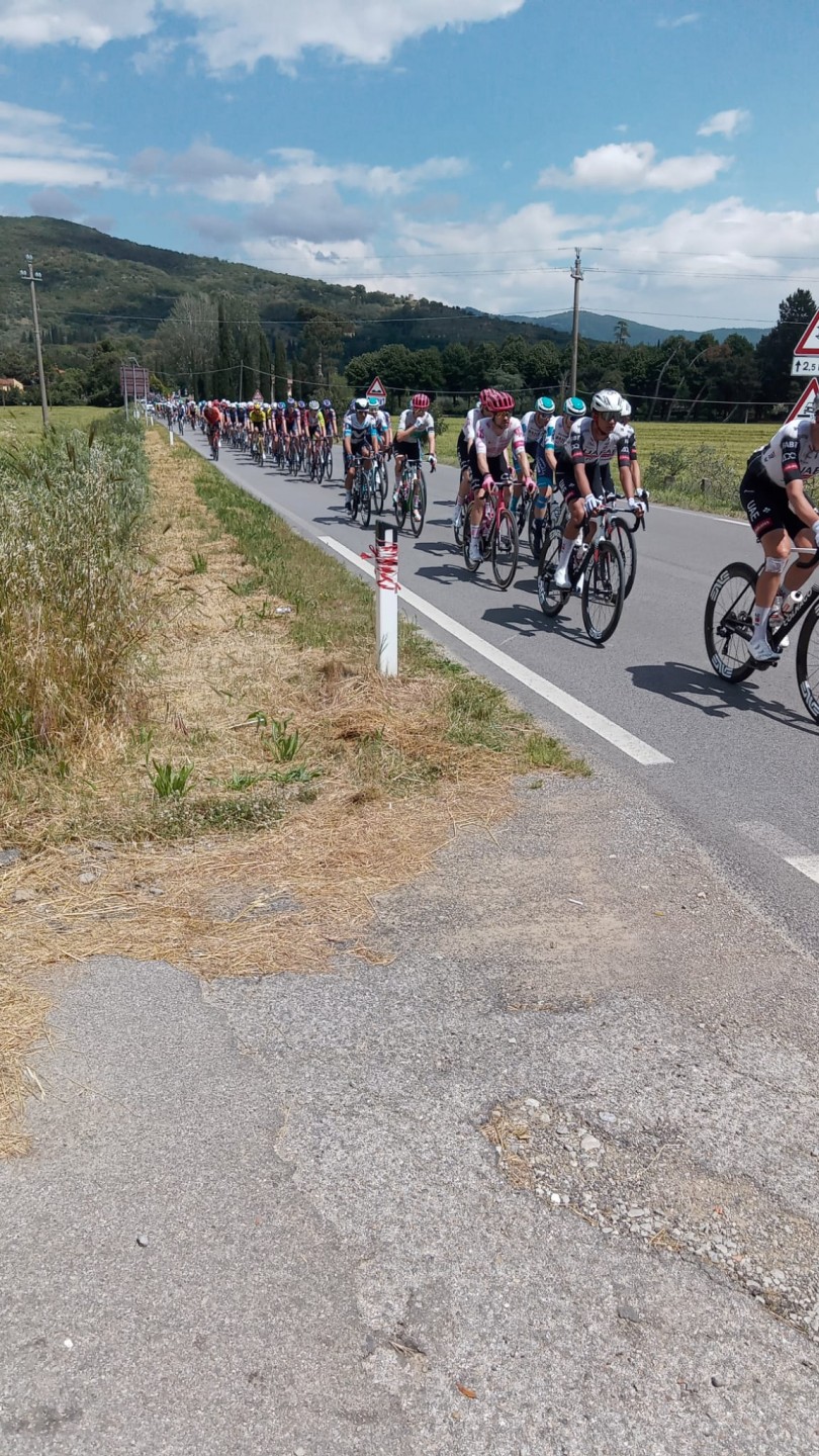 Grande folla e festa per il passaggio del Giro d' Italia sulle strade cortonesi