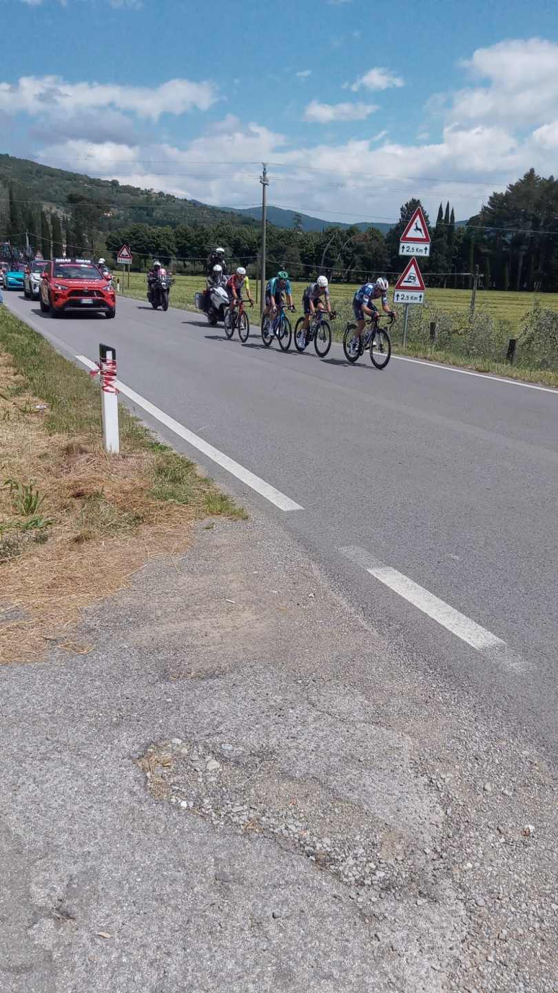 Grande folla e festa per il passaggio del Giro d' Italia sulle strade cortonesi