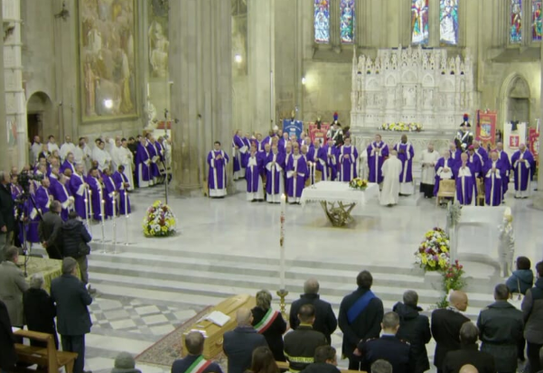 L’ultimo saluto cristiano di Arezzo all’ arcivescovo emerito Riccardo Fontana