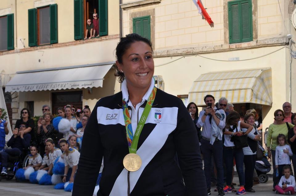 Bagno di folla a Cetona per Diana Bacosi e il suo oro olimpico nel tiro al volo