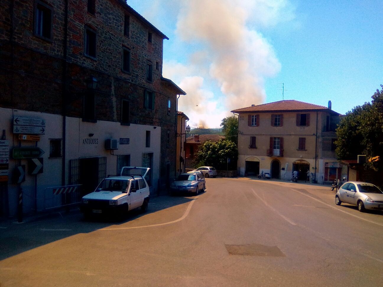 Vasto incendio tra Cortona e Tuoro -  LE FOTO DEI NOSTRI LETTORI