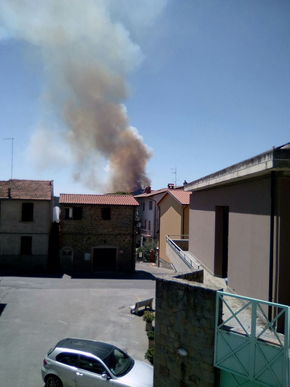 Vasto incendio tra Cortona e Tuoro -  LE FOTO DEI NOSTRI LETTORI