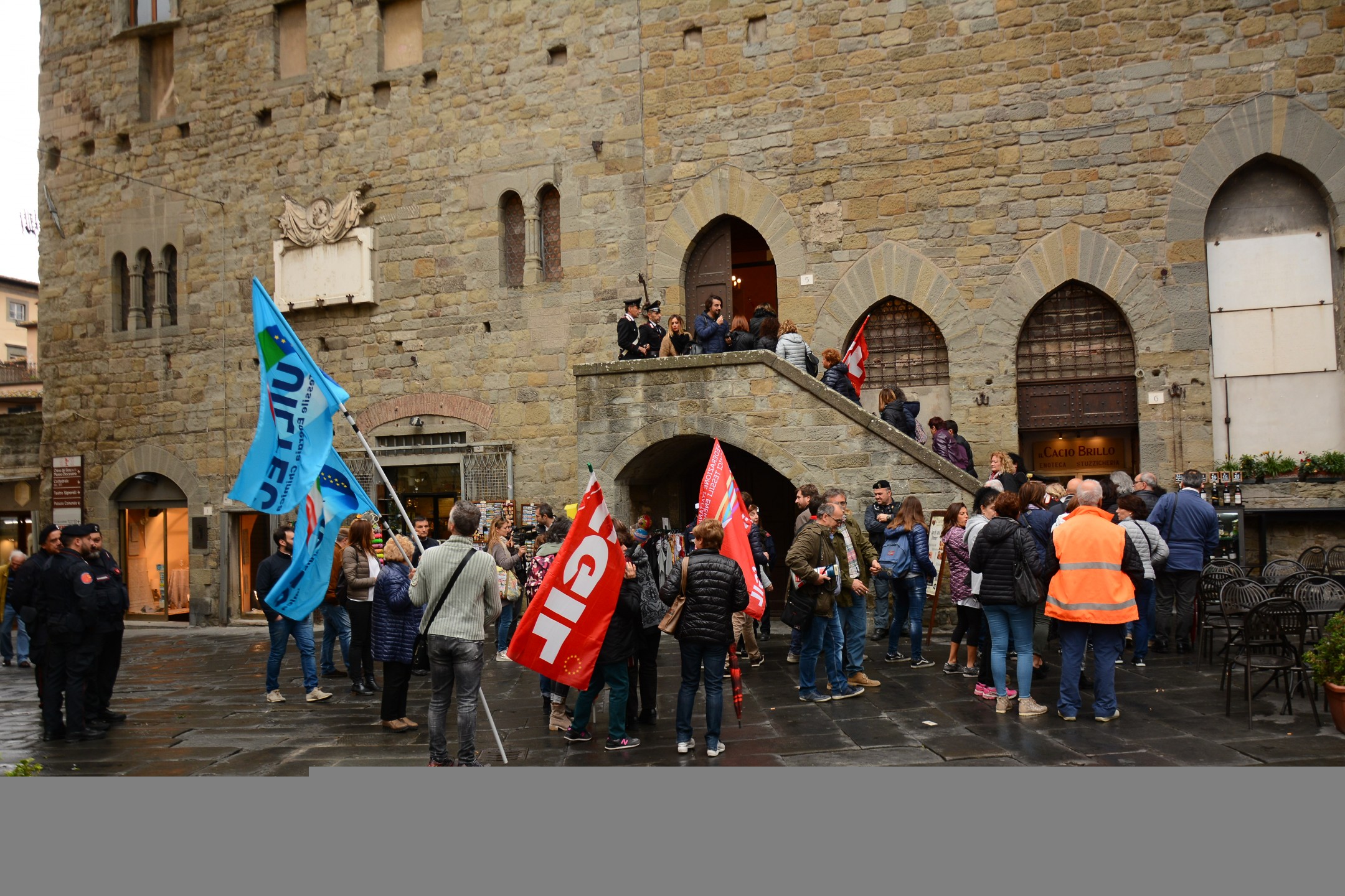 Lavoratrici della Cantarelli in piazza a Cortona per chiedere risposte sul loro futuro