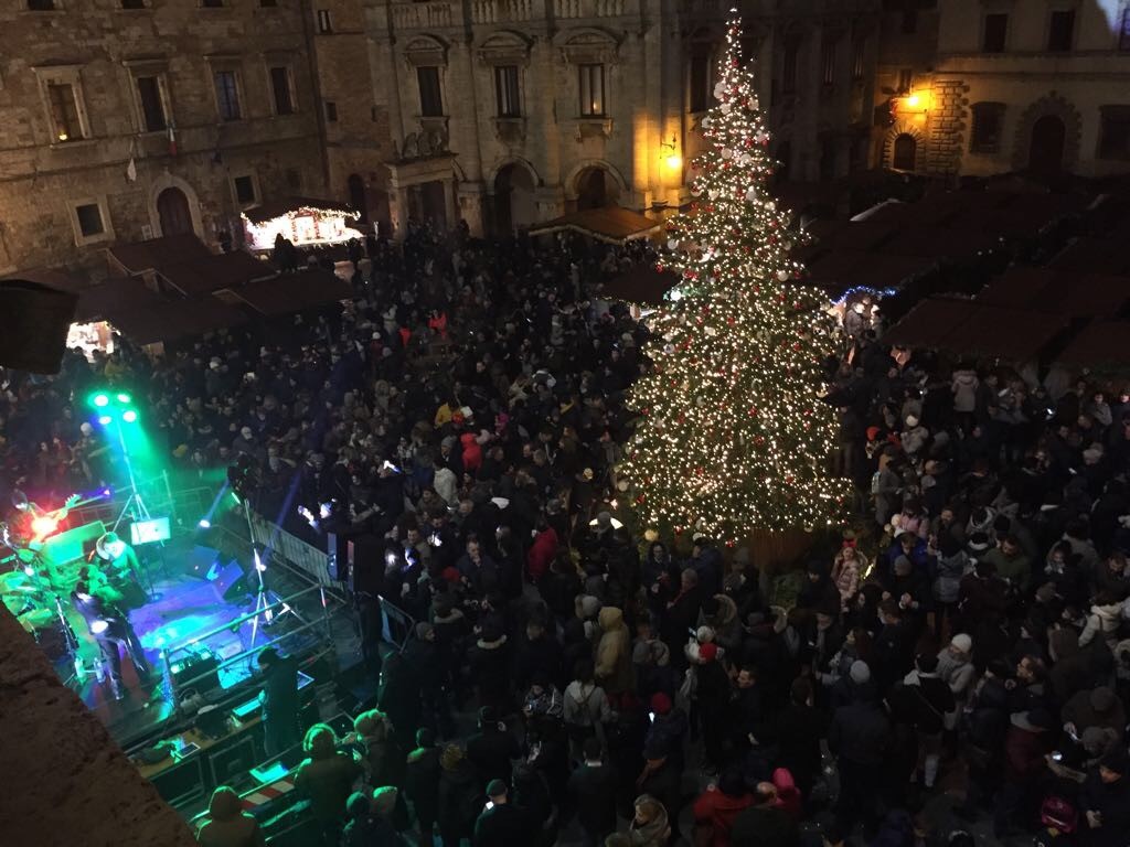 Anche a Capodanno gran folla di turisti a Montepulciano, successo per la festa in piazza