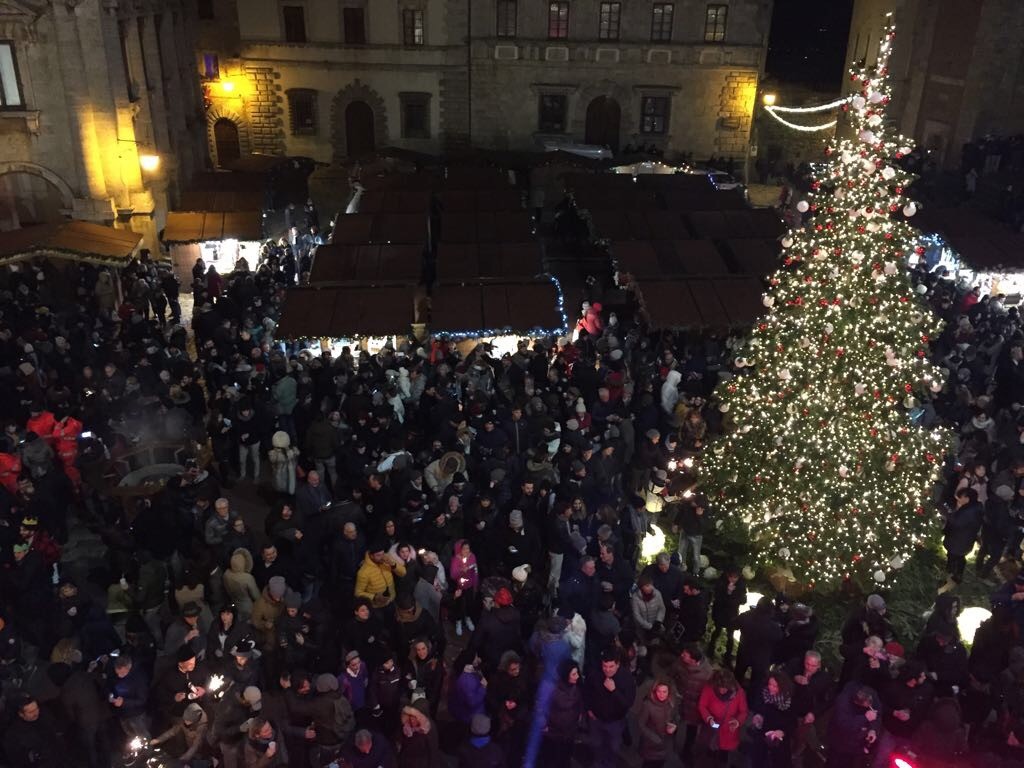 Anche a Capodanno gran folla di turisti a Montepulciano, successo per la festa in piazza