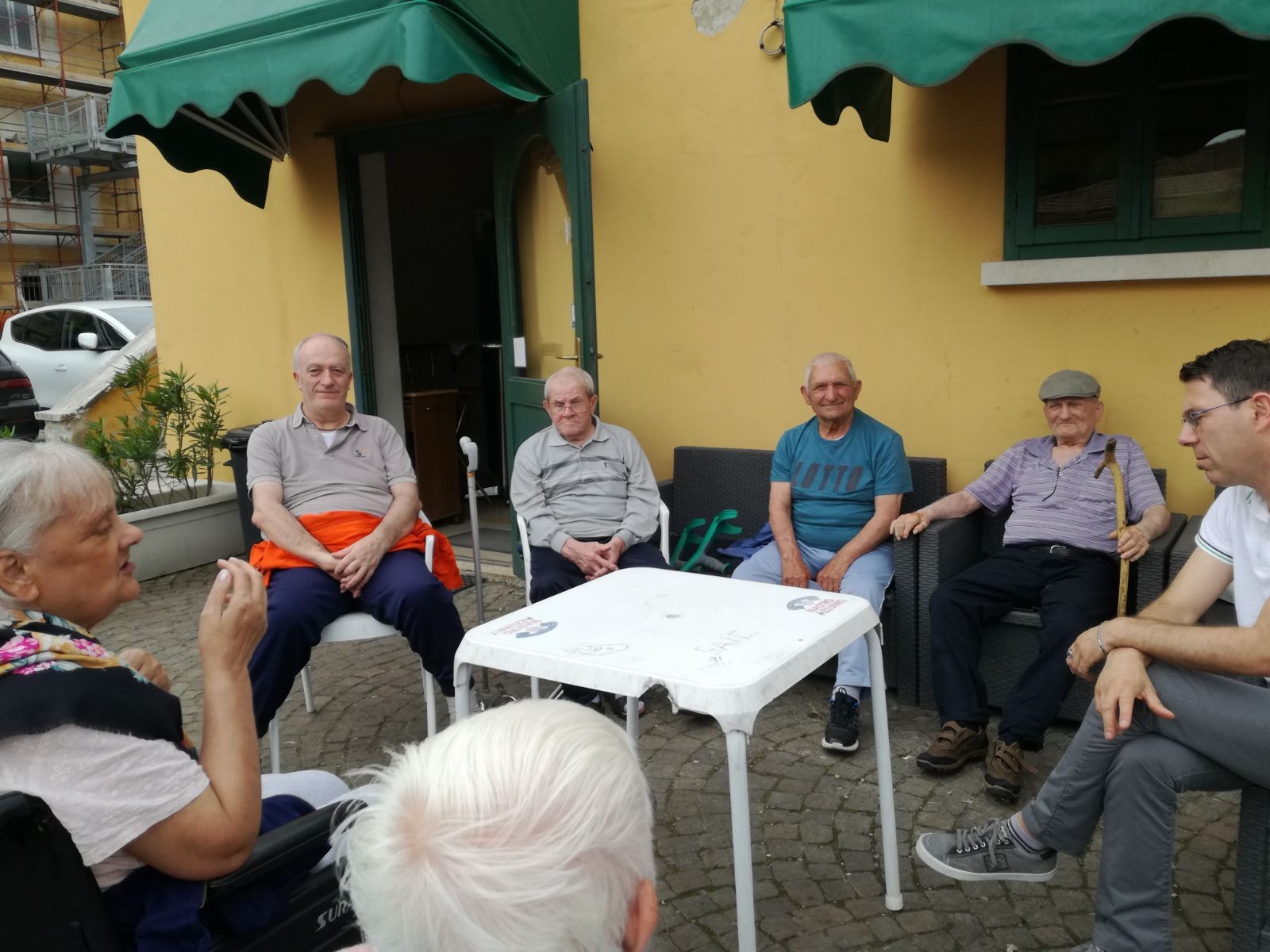 Gli anziani del Centro Sernini "coccolati" dagli studenti del Vegni