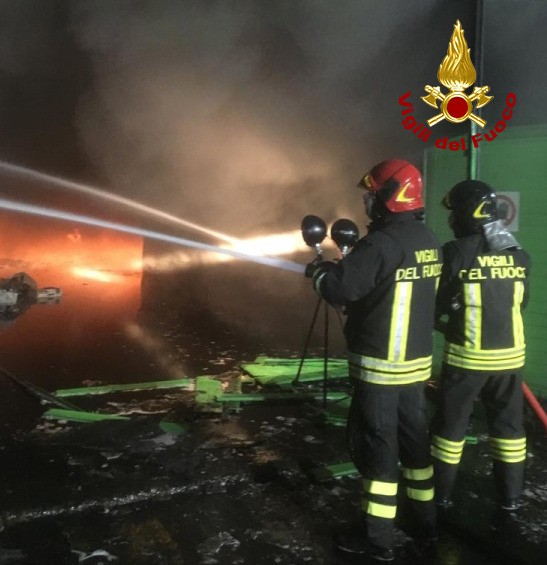 Nuovo incendio alla Raetech di Foiano  - LE FOTO DELL'INCENDIO
