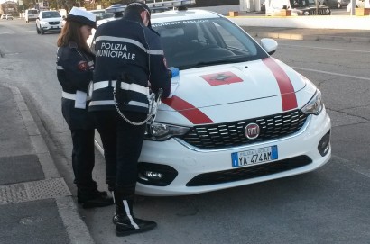 Controlli della polizia locale a Cortona: una denuncia