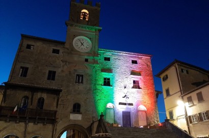 Luci del tricolore sul municipio di Cortona