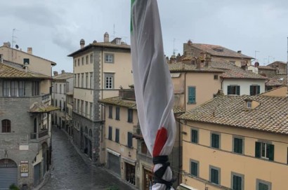 Anche Cortona ricorda le vittime del Covid-19