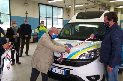 La Misericordia di Castiglion Fiorentino ha presentato due nuovi mezzi, si tratta di un’ambulanza per il 118 e di un furgone per i servizi sociali