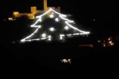 Montecchio si veste a festa:  si è acceso l'albero di Natale più grande della Toscana