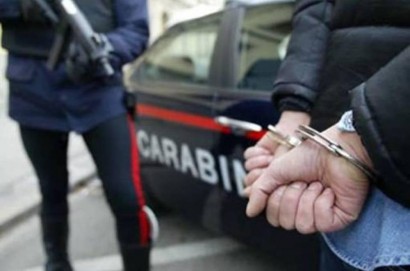 Minaccia con un coltello un intero nucleo familiare I Carabinieri lo arrestano