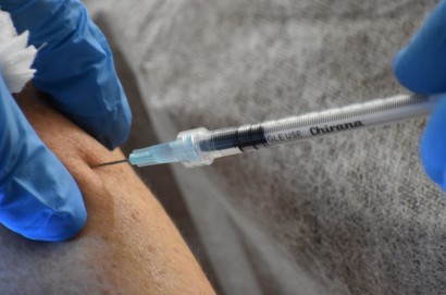 Vaccino anti Covid, lunedì 15 febbraio i primi vaccini agli ultraottantenni toscani