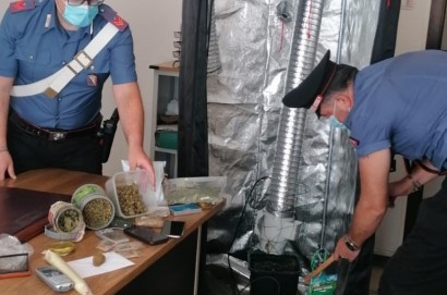 I carabinieri di Camucia arrestano un 26enne e sequestrano oltre mezzo chilo di droga