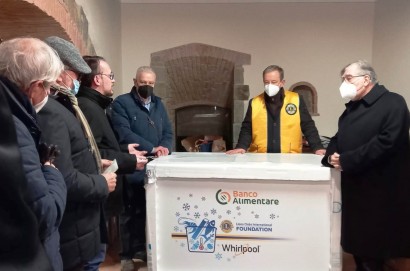 Lions Club dona frigorifero alla Caritas di Cortona