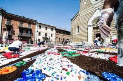 Per il Corpus Domini 2015, ripetuta la spettacolare Infiorata in Piazza Sant’Agnese a Montepulciano