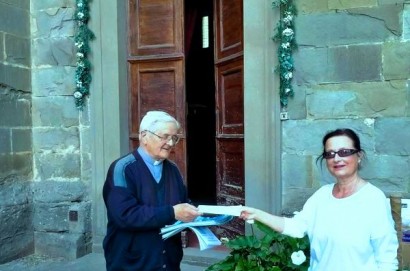 Isabella Bietolini Migliorini consegna alla Caritas Calcinaio il ricavato della vendita del libro " I vescovi della Diocesi di Cortona"
