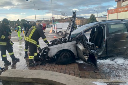 Camucia: auto a fuoco in pieno centro