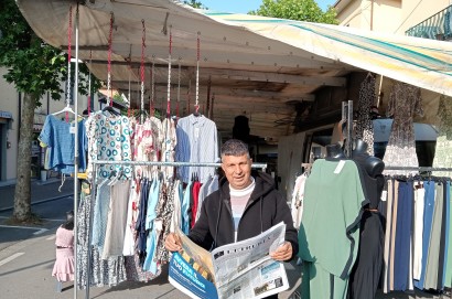 Il nostro giornale tra i banchi del mercato a Camucia