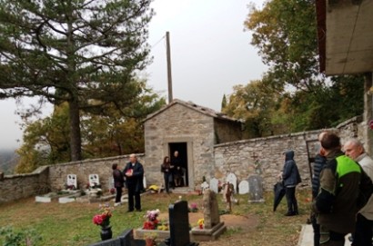 Preghiera e benedizione delle tombe nei cimiteri della montagna cortonese