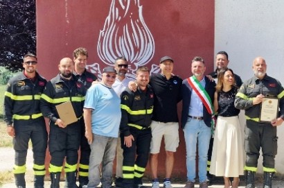 I tifosi umbro-toscani della Lazio donano un pc portatile ai Vigili del Fuoco