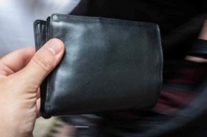 Trova un portafogli con denaro e documenti e lo restituisce alla Polizia di Stato