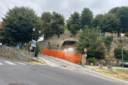 Cortona, parte il cantiere del «Muro del Mercato». Cambia la circolazione