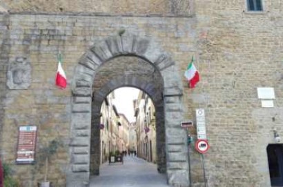 Bandiere tricolori sulla Torre del Cassero e ai lati di Porta Fiorentina