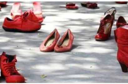 Cortona dice “No alla Violenza sulla donne”  Scarpe rosse nelle scale del Comune