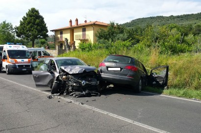 Incidente a Mezzavia di Cortona: coinvolta un'intera famiglia