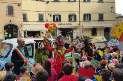 Zia Caterina e il suo colorato Taxi a Cortona
