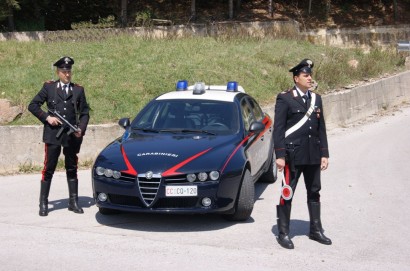 Scappano dai carabinieri a Foiano e cercano di investirne uno in servizio