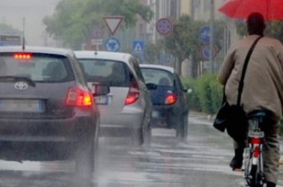 Maltempo, codice giallo per temporali e vento fino a sabato 29 aprile