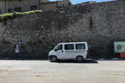 Nuova fermata per salita e discesa bus turistici  fuori  Porta Colonia a Cortona