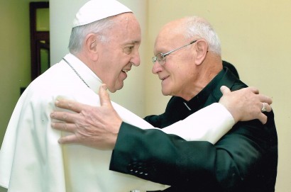 L’abbraccio di Papa Francesco a  Don Giuliano Faralli