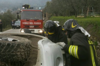 Uomo si ribalta con la sua auto a Cortona