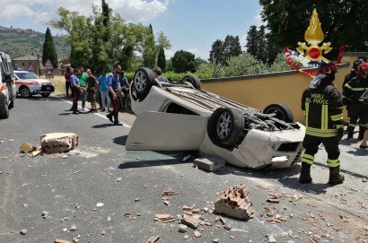 Incidente a Tavarnelle di Cortona, auto si ribalta