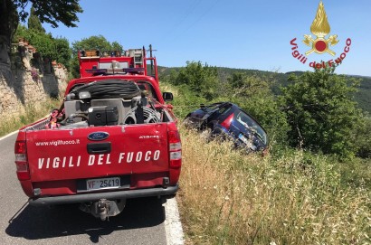 Incidente stradale a Cortona, auto in bilico sulla scarpata